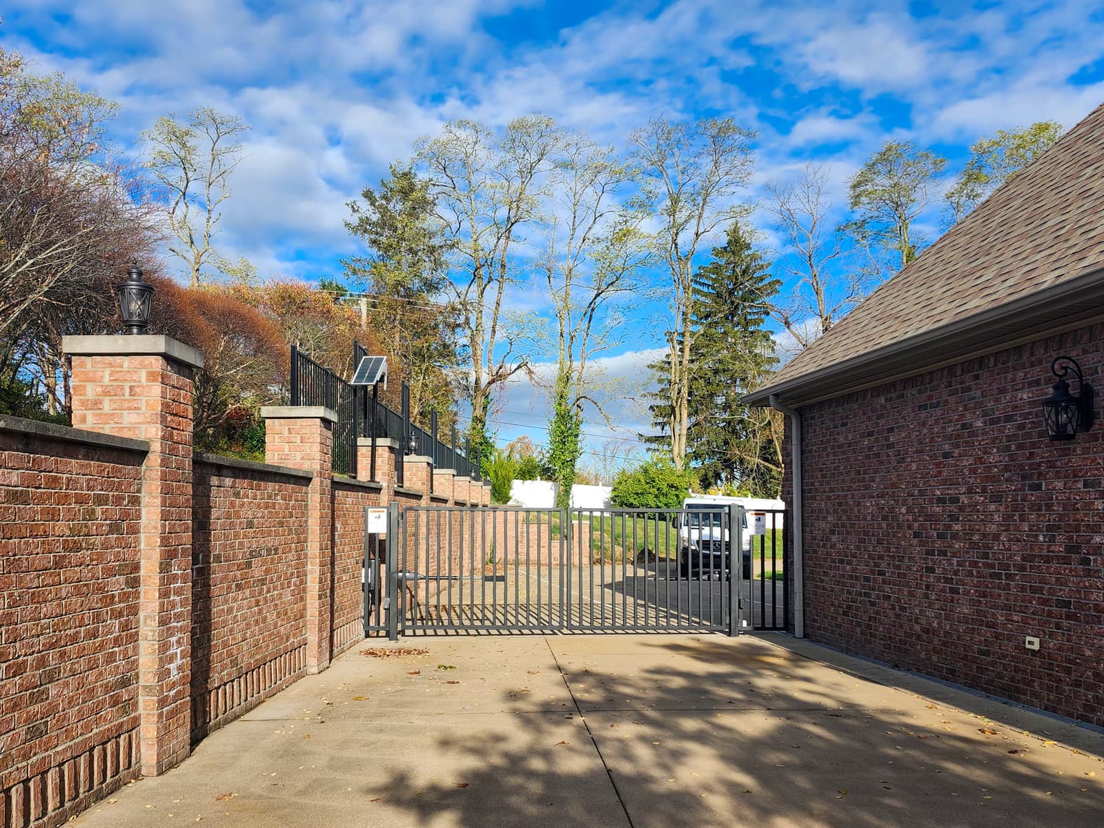 Custom Driveway Gates in Lexington: Styles, Costs & Automation (2025 Guide)