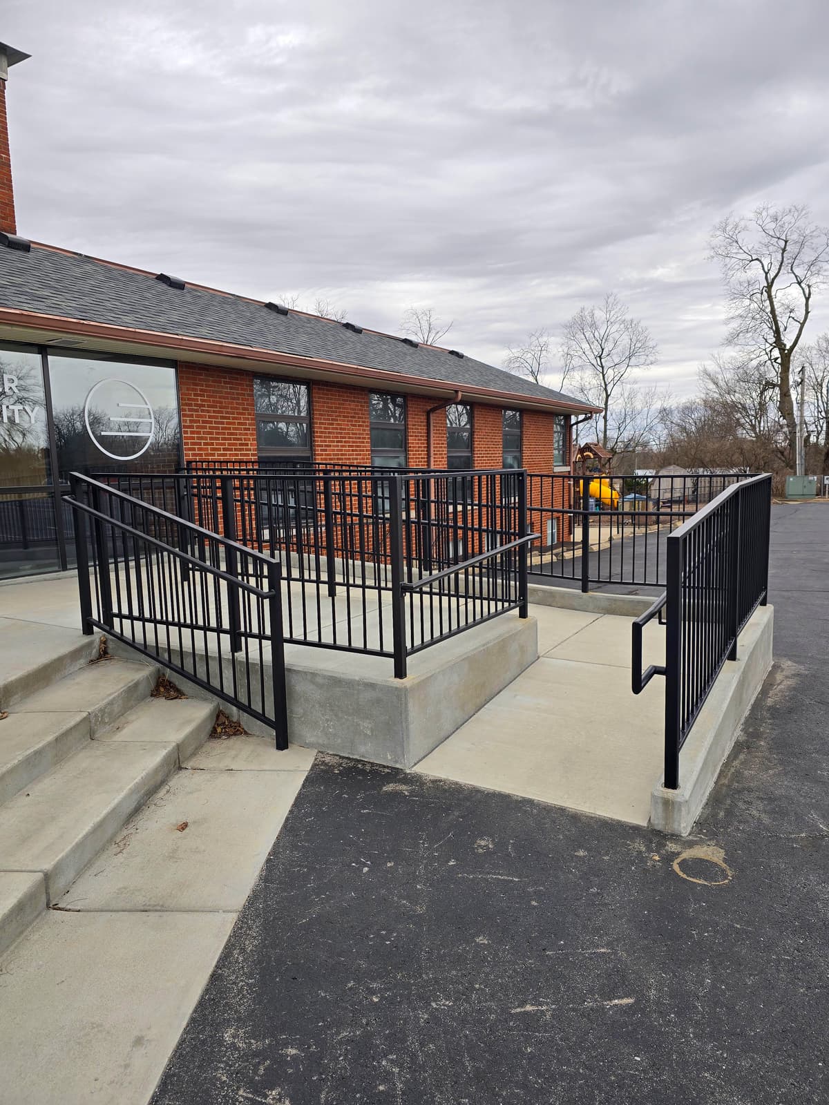 Stair Railing Continuity Rules: Where Breaks Are Allowed — and Where They Aren’t