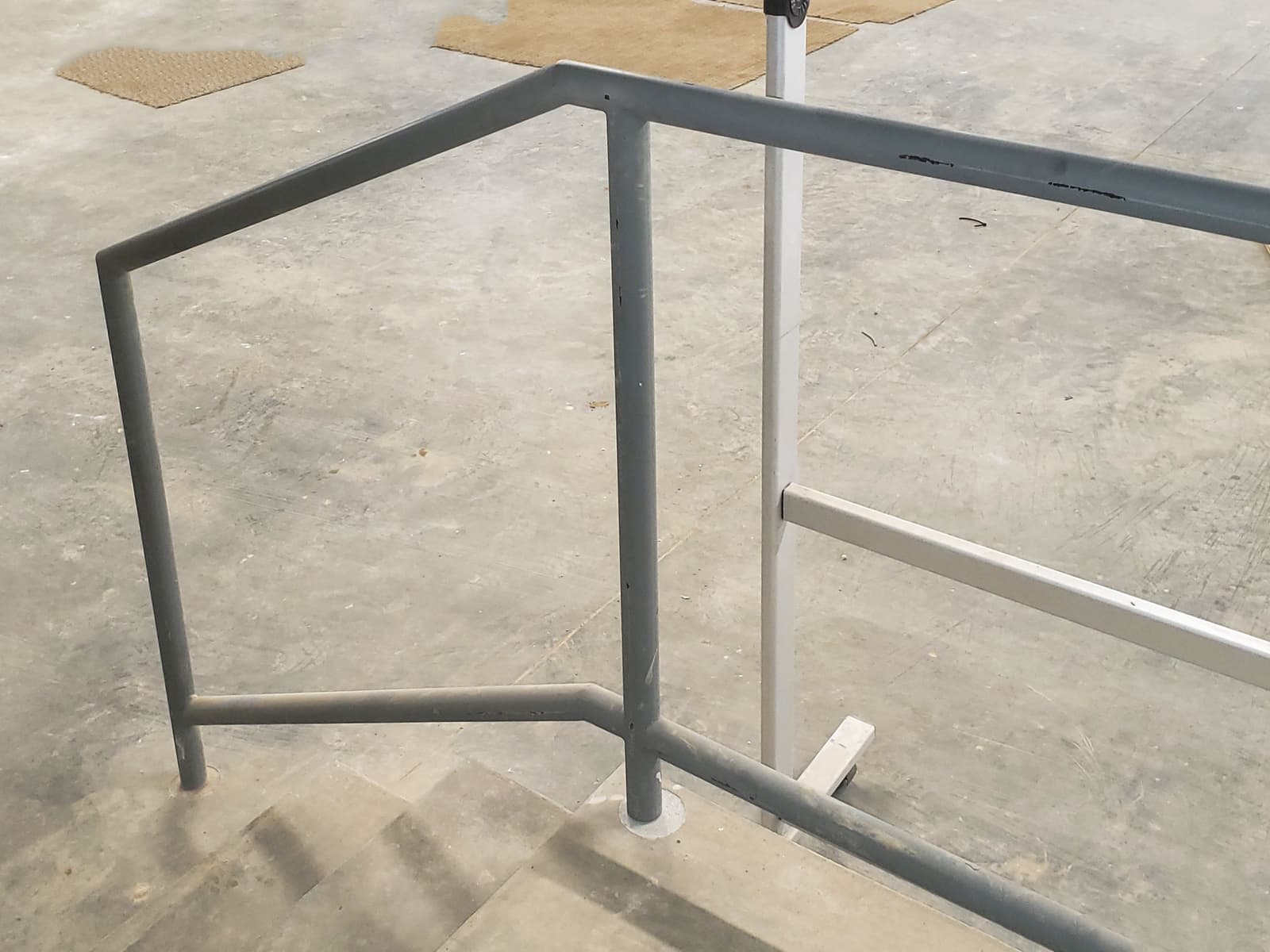 Stair Railing Continuity Rules: Where Breaks Are Allowed — and Where They Aren’t