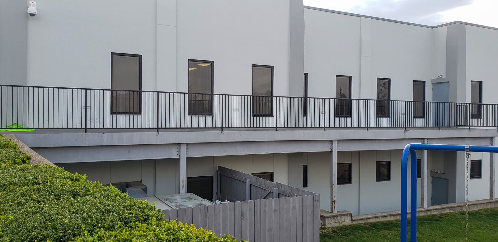 Metal Railings for Split-Level Homes: Layout Challenges and Design Tips