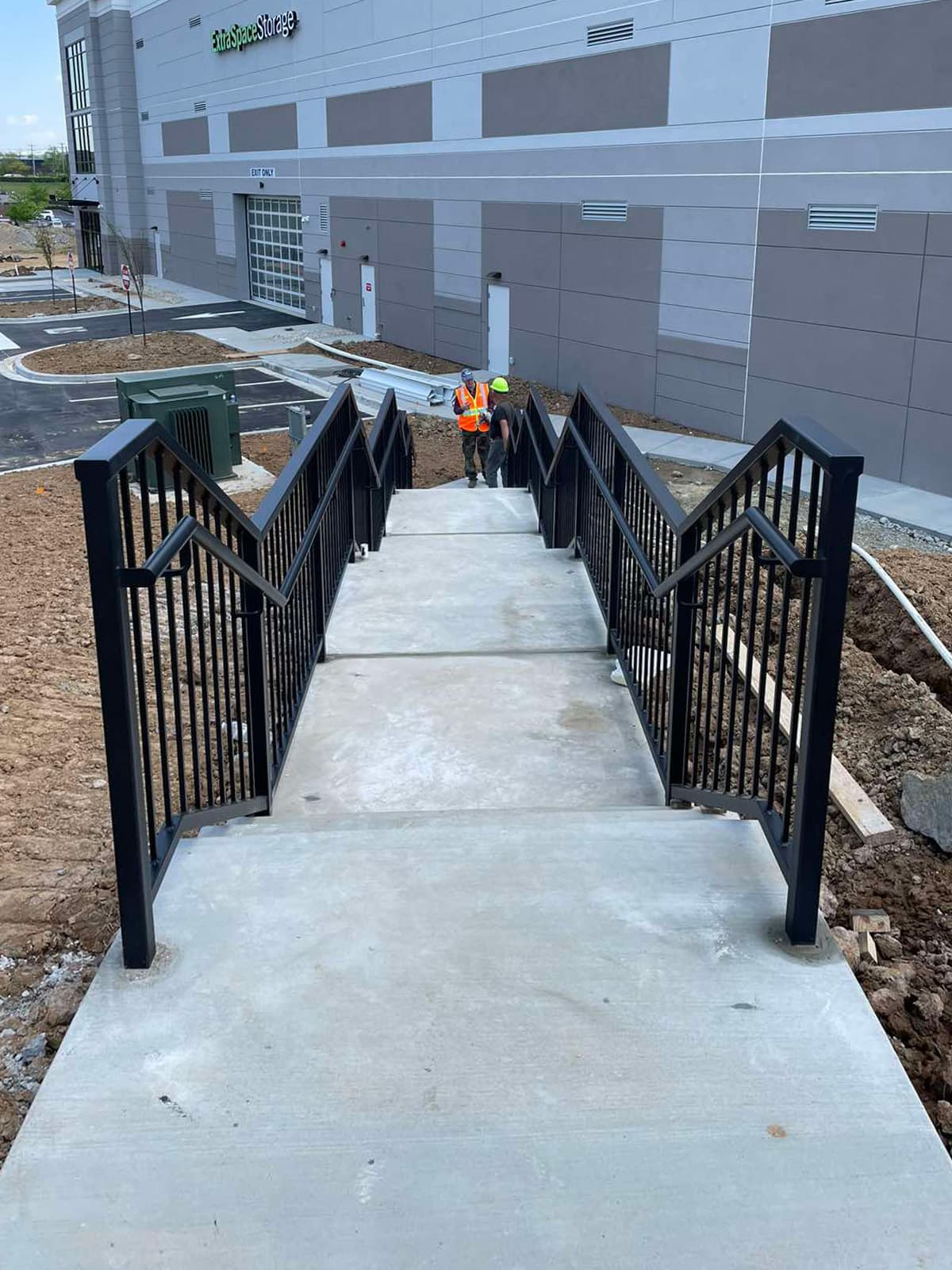 Stair Railing Continuity Rules: Where Breaks Are Allowed — and Where They Aren’t