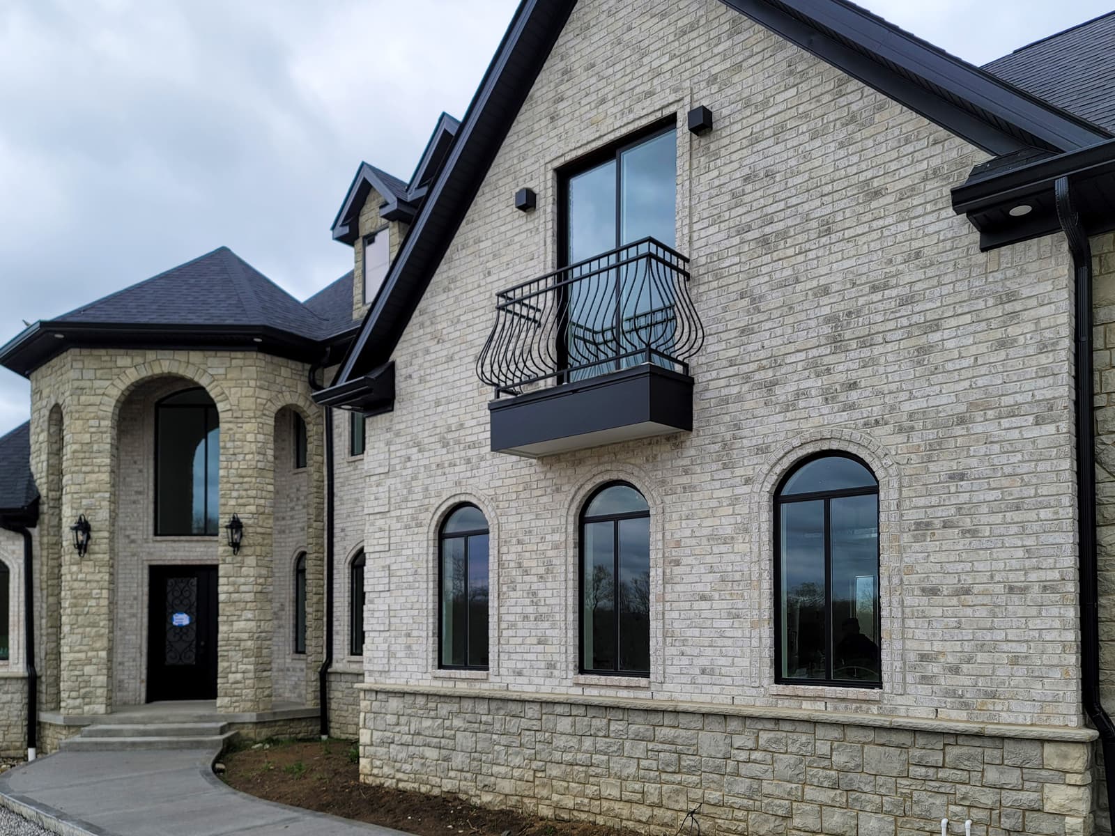 Metal Railings for Split-Level Homes: Layout Challenges and Design Tips
