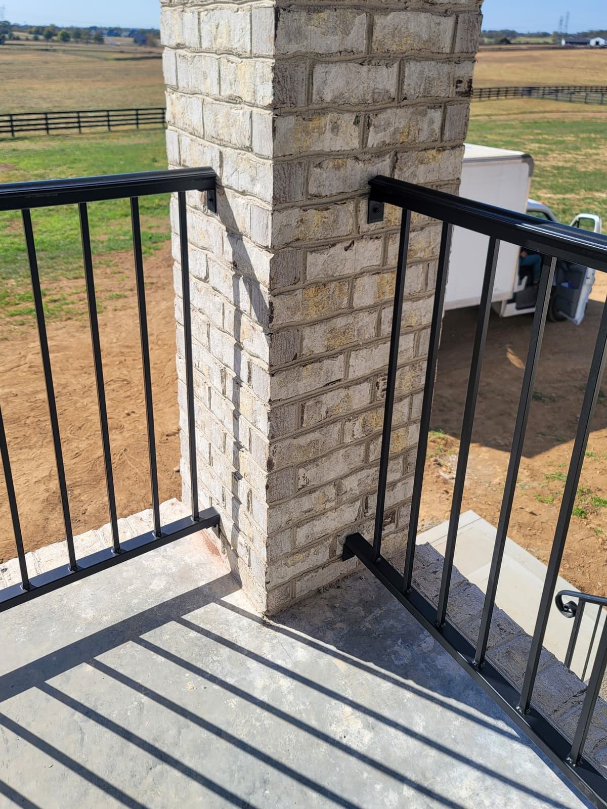 Stair Railing Continuity Rules: Where Breaks Are Allowed — and Where They Aren’t
